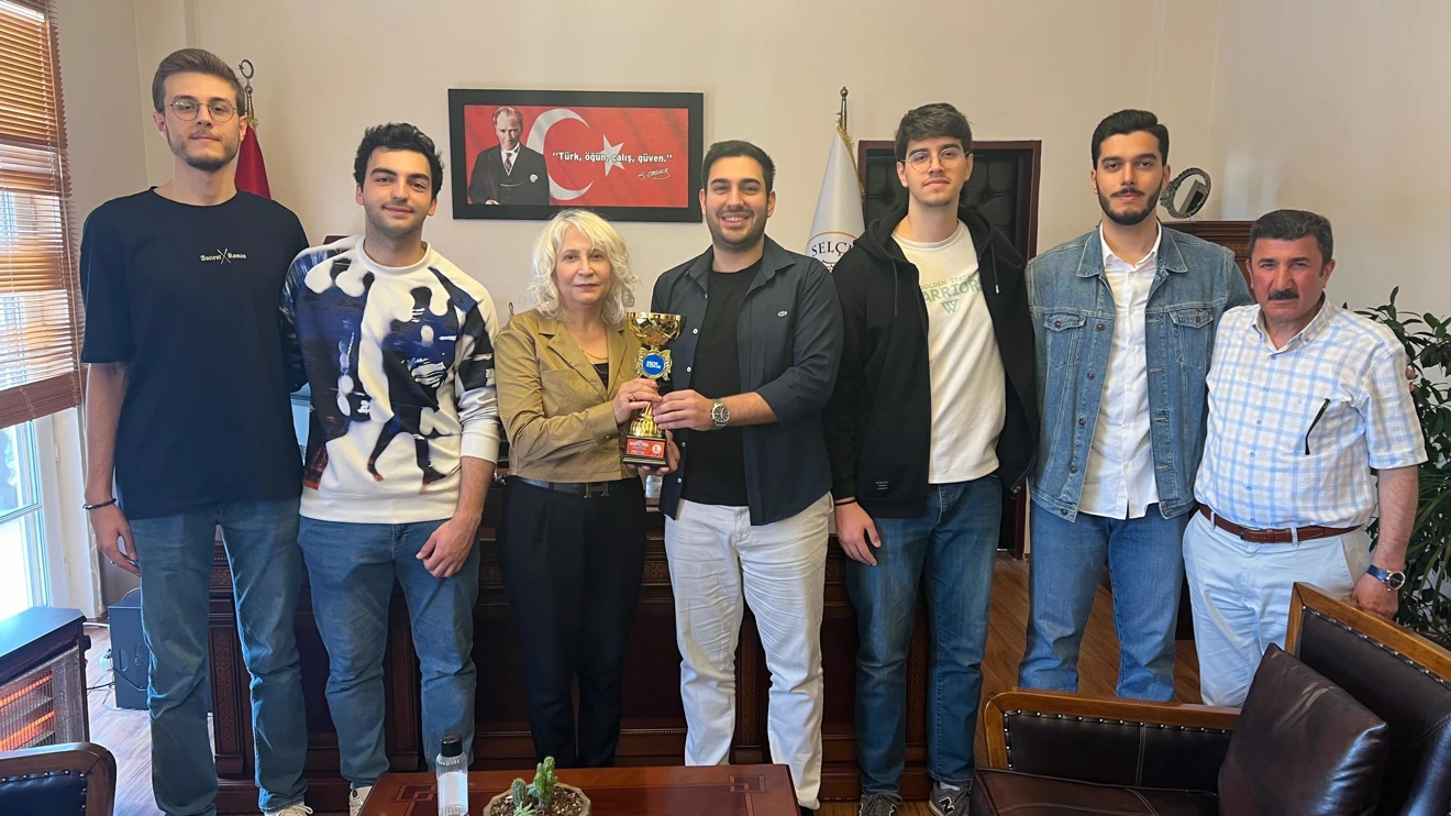 Kupa Dekanımıza Teslim Edildi.